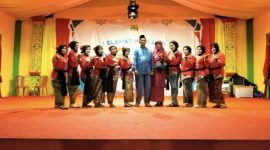 Tarian joget dangkong yang dibawakan oleh Kecamatan Katang Bidare (Foto : Zonamu/Aweng)