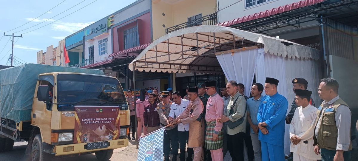 KPU Lingga saat mendistribusikan logistik Pilkada (Foto : Zonamu/Ardhi)