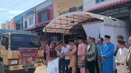 KPU Lingga saat mendistribusikan logistik Pilkada (Foto : Zonamu/Ardhi)