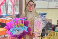 Kepala SDN 005 Pulau Berhala saat menerima bucket di momen hari guru (Foto : Zonamu/Yudiar)