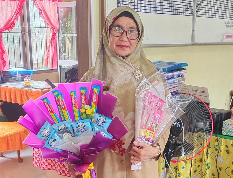 Kepala SDN 005 Pulau Berhala saat menerima bucket di momen hari guru (Foto : Zonamu/Yudiar)