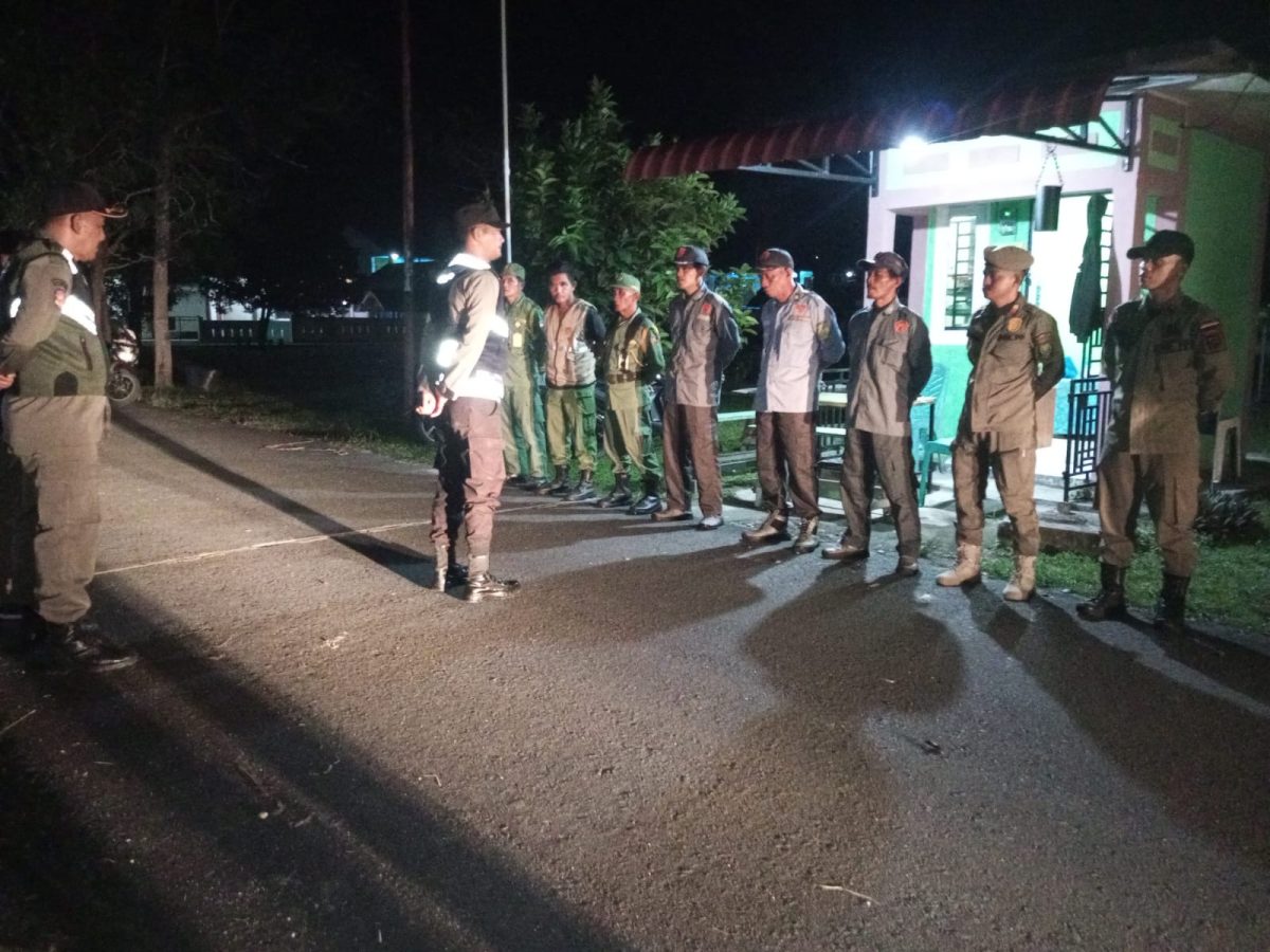 Pemdes Tanjung Harapan saat melaksanakan patroli malam (Foto : Zonamu/ Doni)