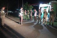 Pemdes Tanjung Harapan saat melaksanakan patroli malam (Foto : Zonamu/ Doni)