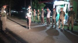 Pemdes Tanjung Harapan saat melaksanakan patroli malam (Foto : Zonamu/ Doni)