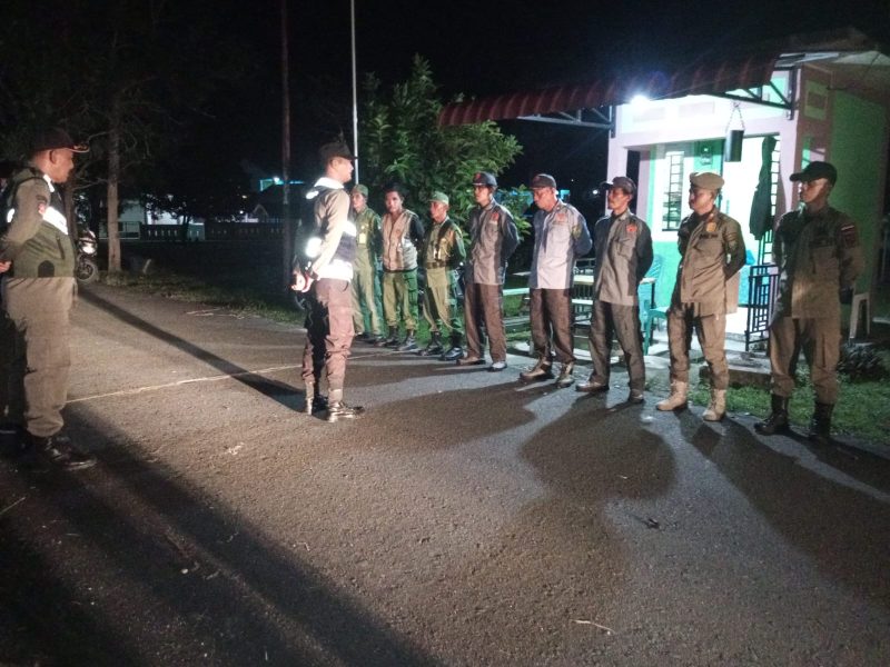 Pemdes Tanjung Harapan saat melaksanakan patroli malam (Foto : Zonamu/ Doni)