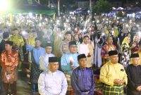 Doa bersama dan makan berhidang di halaman kantor bupati Lingga, (Foto : Zonamu/Indra)