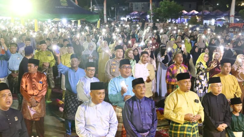 Doa bersama dan makan berhidang di halaman kantor bupati Lingga, (Foto : Zonamu/Indra)