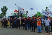 Puluhan Buruh Batam Gelar Aksi di Kantor Gubernur Kepri (Foto : Zonamu/Aji)
