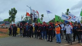 Puluhan Buruh Batam Gelar Aksi di Kantor Gubernur Kepri (Foto : Zonamu/Aji)