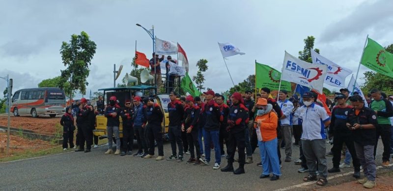 Puluhan Buruh Batam Gelar Aksi di Kantor Gubernur Kepri (Foto : Zonamu/Aji)