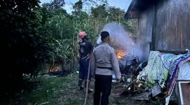 Tim Damkar bersama Personil Polsek Daik Lingga saat memadamkan api (Foto : Zonamu/Novi/Yuda)