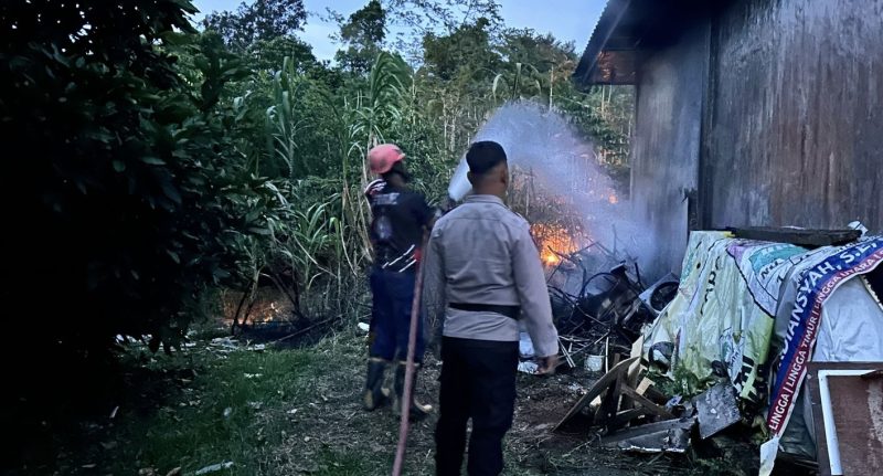 Tim Damkar bersama Personil Polsek Daik Lingga saat memadamkan api (Foto : Zonamu/Novi/Yuda)