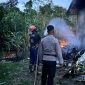 Tim Damkar bersama Personil Polsek Daik Lingga saat memadamkan api (Foto : Zonamu/Novi/Yuda)