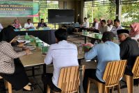 Disnakertrans Lingga saat menggelar rapat dewan pengupahan (Foto : Zonamu/Wandi)