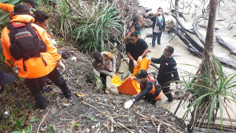 Basarnas bersama Kapolsek Singbar saat evakuasi mayat tanpa identitas, (Foto : Zonamu/Suji)