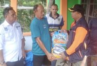 Kepala BPBD Lingga saat memberikan bantuan kepada korban kebakaran di Desa Penuba (Foto : Zonamu/Oktanius)