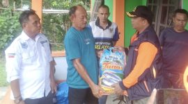 Kepala BPBD Lingga saat memberikan bantuan kepada korban kebakaran di Desa Penuba (Foto : Zonamu/Oktanius)
