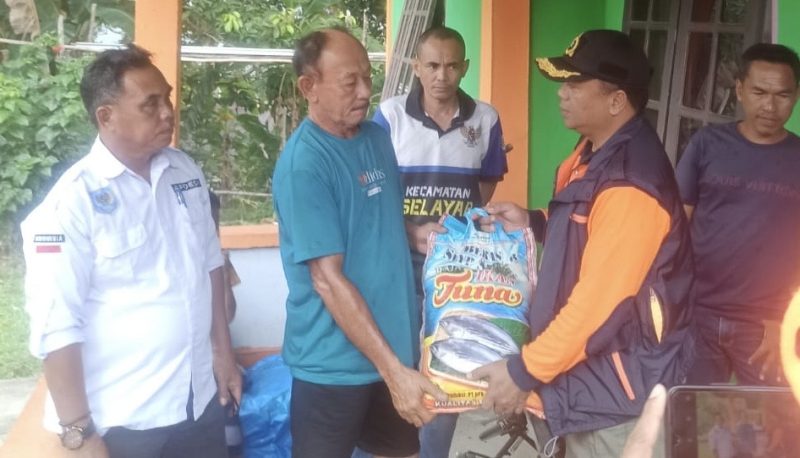 Kepala BPBD Lingga saat memberikan bantuan kepada korban kebakaran di Desa Penuba (Foto : Zonamu/Oktanius)