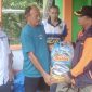 Kepala BPBD Lingga saat memberikan bantuan kepada korban kebakaran di Desa Penuba (Foto : Zonamu/Oktanius)