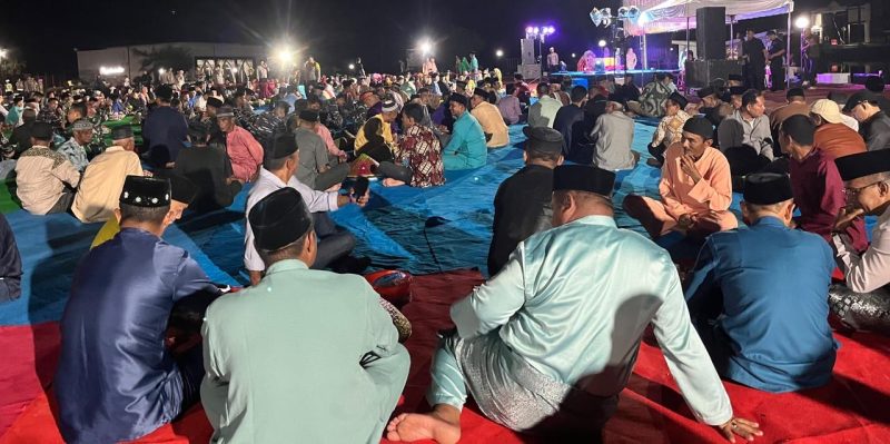 Polres Lingga menggelar makan talam sehidang di Polres Lingga (Foto : Zonamu/Wandi)