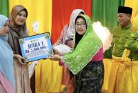Ketua PKK Singkep Barat saat terima penghargaan (Foto : Zonamu/Diskominfo)