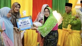 Ketua PKK Singkep Barat saat terima penghargaan (Foto : Zonamu/Diskominfo)