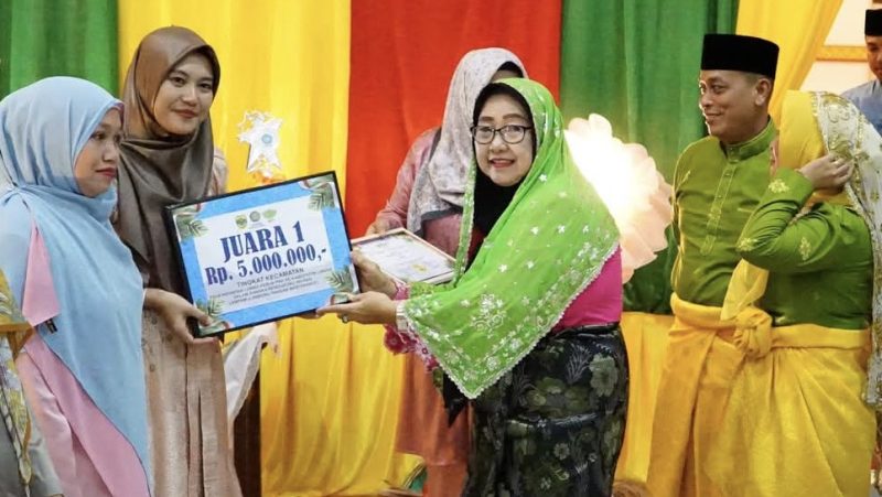 Ketua PKK Singkep Barat saat terima penghargaan (Foto : Zonamu/Diskominfo)