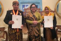 Bupati Lingga dan Istri Terima Gelar Kehormatan Keraton Surakarta (Foto : Zonamu/Ist)