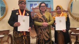 Bupati Lingga dan Istri Terima Gelar Kehormatan Keraton Surakarta (Foto : Zonamu/Ist)