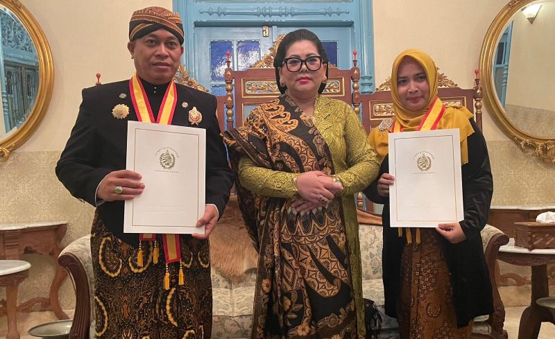 Bupati Lingga dan Istri Terima Gelar Kehormatan Keraton Surakarta (Foto : Zonamu/Ist)