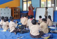 Proses belajar mengajar di SDN 21 Gantung | (Foto: Zonamu/PT. Timah)