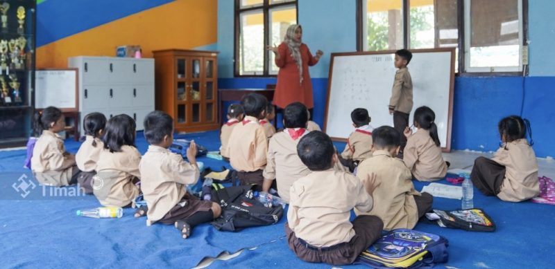 Proses belajar mengajar di SDN 21 Gantung | (Foto: Zonamu/PT. Timah)