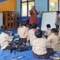 Proses belajar mengajar di SDN 21 Gantung | (Foto: Zonamu/PT. Timah)