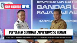 Sekretaris Daerah Kabupaten Karimun, Djunaidi menyerahkan sertifikat lahan seluas 58 hektare kepada Kepala Bandara RHA Karimun, Fanani Zuhri | Foto: Rian