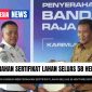 Sekretaris Daerah Kabupaten Karimun, Djunaidi menyerahkan sertifikat lahan seluas 58 hektare kepada Kepala Bandara RHA Karimun, Fanani Zuhri | Foto: Rian