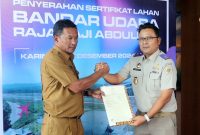 Sekretaris Daerah Karimun, Djunaidi menerima sertifikat lahan seluas 58 hektare dari Kepala BPN Karimun, Benny Ryanto | Foto: Andri