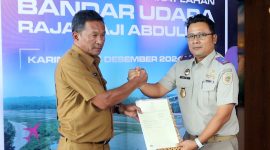 Sekretaris Daerah Karimun, Djunaidi menerima sertifikat lahan seluas 58 hektare dari Kepala BPN Karimun, Benny Ryanto | Foto: Andri