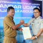 Sekretaris Daerah Karimun, Djunaidi menerima sertifikat lahan seluas 58 hektare dari Kepala BPN Karimun, Benny Ryanto | Foto: Andri