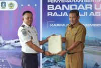 Kepala Bandara RHA Karimun, Fanani Zuhri menerima sertifikat lahan seluas 58 hektare yang diserahkan oleh Sekretaris Daerah Kabupaten Karimun, Djunaidi | Foto: Andri