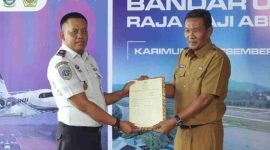 Kepala Bandara RHA Karimun, Fanani Zuhri menerima sertifikat lahan seluas 58 hektare yang diserahkan oleh Sekretaris Daerah Kabupaten Karimun, Djunaidi | Foto: Andri