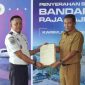 Kepala Bandara RHA Karimun, Fanani Zuhri menerima sertifikat lahan seluas 58 hektare yang diserahkan oleh Sekretaris Daerah Kabupaten Karimun, Djunaidi | Foto: Andri