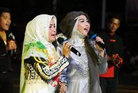 Penampilan Artis Ibu Kota Novi Ayla bersama Ibu Maratusholiha Nizar saat nyanyi bersama (Foto : Zonamu/Indra)