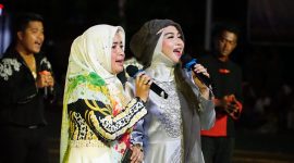 Penampilan Artis Ibu Kota Novi Ayla bersama Ibu Maratusholiha Nizar saat nyanyi bersama (Foto : Zonamu/Indra)