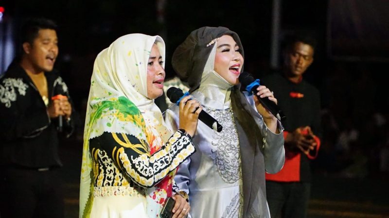Penampilan Artis Ibu Kota Novi Ayla bersama Ibu Maratusholiha Nizar saat nyanyi bersama (Foto : Zonamu/Indra)