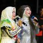 Penampilan Artis Ibu Kota Novi Ayla bersama Ibu Maratusholiha Nizar saat nyanyi bersama (Foto : Zonamu/Indra)