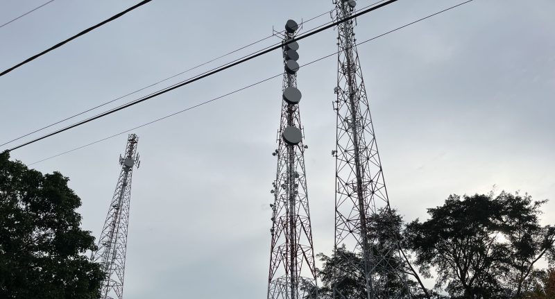 Tower telkomsel di wilayah Dabo singkep (Foto : Zonamu/Wandi)