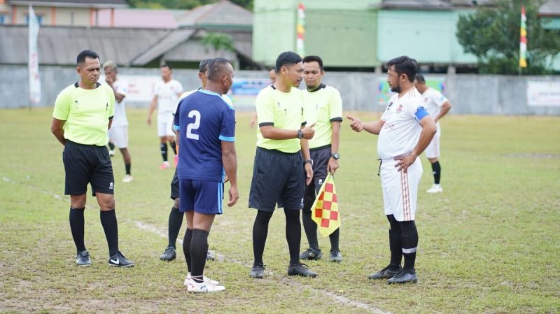 Turnamen Sepak Bola Usia 40 Resmi Dibuka di Lingga (Foto : Zonamu/Indra)