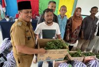 Kades Tanjung Harapam saat membagikan bibit cabe secara simbolis (Foto : Zonamu/Wandi)