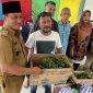 Kades Tanjung Harapam saat membagikan bibit cabe secara simbolis (Foto : Zonamu/Wandi)