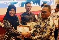 Ketua Bawaslu Lingga Fidya Asrina saat terima penghargaan dari KI (Foto : Zonamu/Fidya)